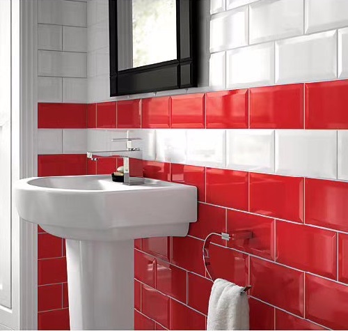 Sự kết hợp giữa màu trắng và đỏ giúp phòng tắm bắt mắt hơn 