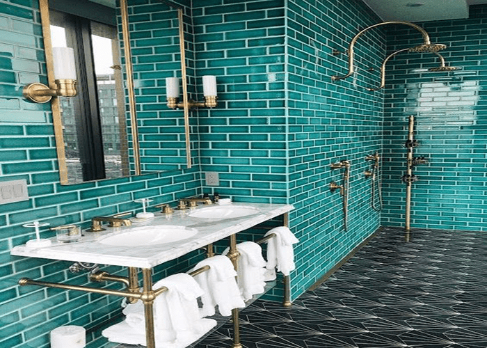 Với gạch ốp tường màu xanh lam cổ điển, không gian phòng tắm ấn tượng hơn nhiều 